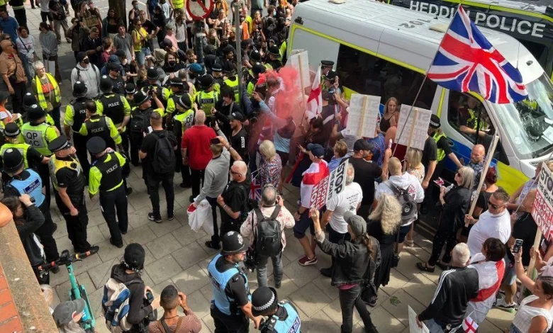 Mass Arrests as UK Anti-Asylum Protests Turn Violent Mass Arrests as UK Anti-Asylum Protests Turn Violent