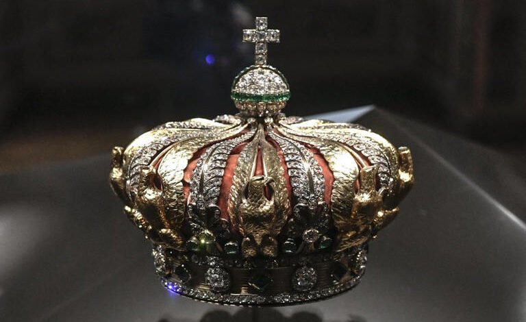 Louver Museum Heist Nets Priceless Jewels in 4-Minute Strike Louver Museum Heist Nets Priceless Jewels in 4-Minute Strike
